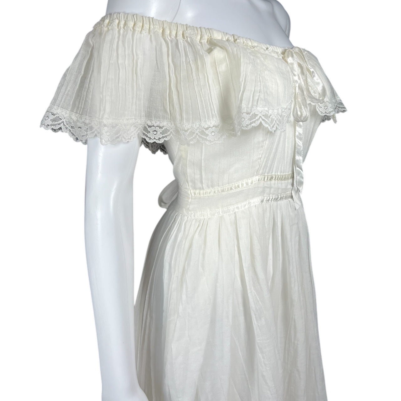 Vintage 1970s Gunne Sax White Off Shoulder Boho Lace Prairie Wedding Dress size 9 Ribbon Pleated