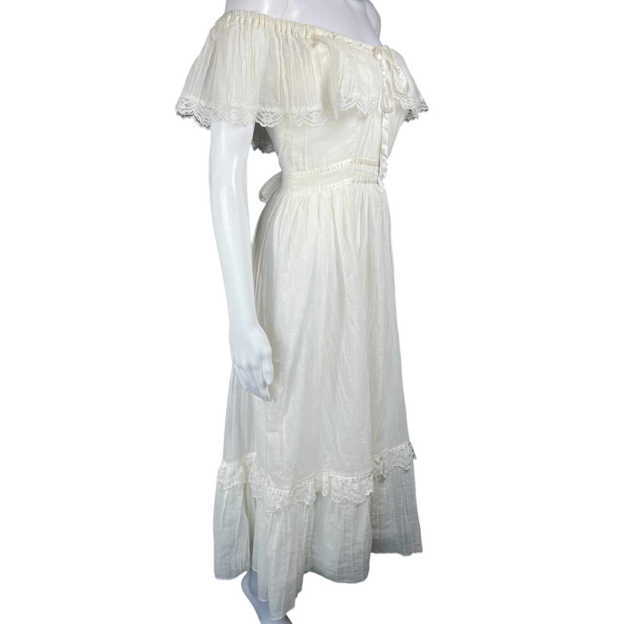 Vintage 1970s Gunne Sax White Off Shoulder Boho Lace Prairie Wedding Dress size 9 Ribbon Pleated